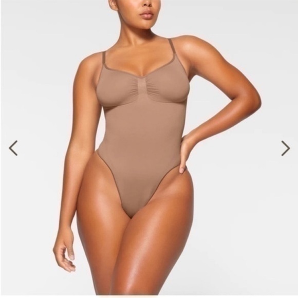 NWOT SKIMS SHAPEWEAR SEAMLESS SCULPT THONG BODYSUIT SIENNA SMALL - Picture 1 of 4